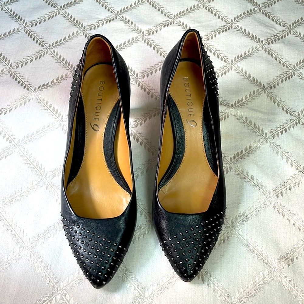 Boutique 9 pump, studded black genuine leather, size 7